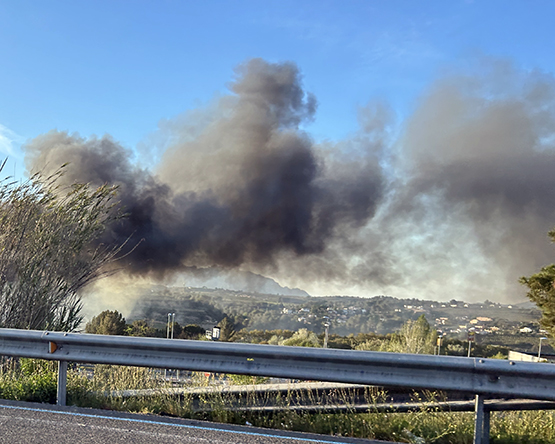 Els Bombers continuen les tasques d’extinció de l’incendi de vegetació a Gelida, ja estabilitzat