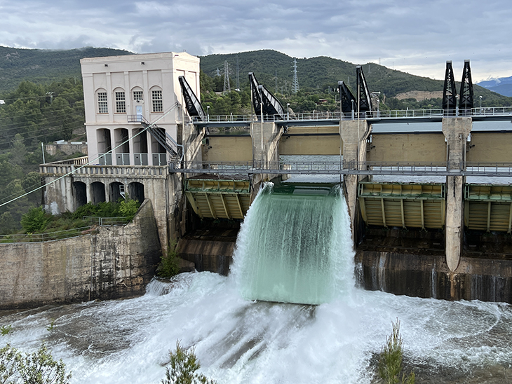 El pantà de Talarn comença a desembassar aigua en arribar al límit de la seva capacitat