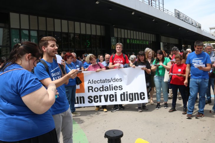 Usuaris de Rodalies, regionals i mitja distància es concentren a Sants per dir prou i exigir un servei “digne”