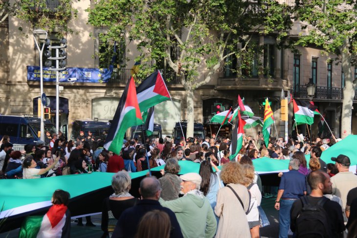 Concentració de protesta davant la seu de la Comissió Europea a Barcelona pels atacs d’Israel a Palestina