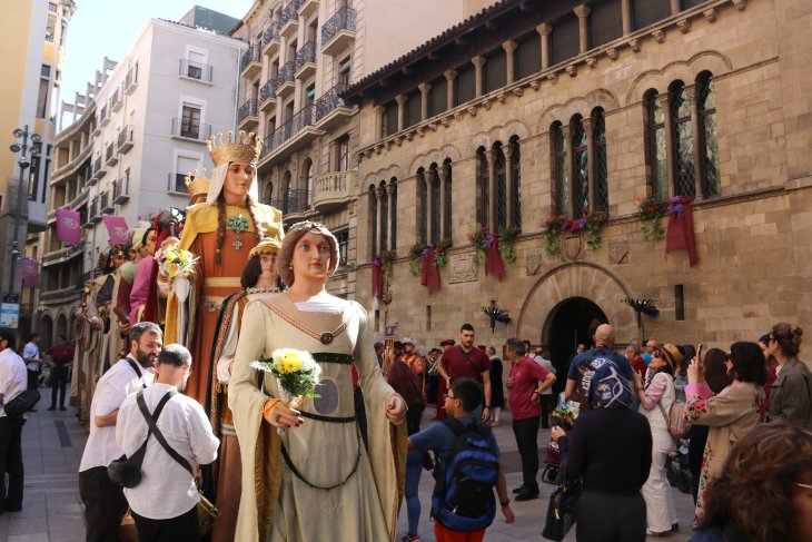 La música i la cultura popular s’apoderen dels carrers de Lleida durant el dia àlgid de celebració de les Festes de Maig