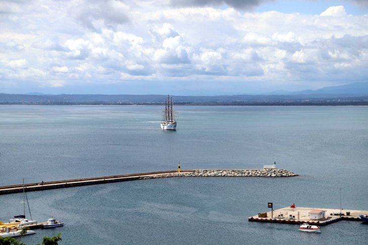 Roses rep el primer dels nou creuers que passaran aquesta temporada pel port i que portaran uns 1.500 passatgers