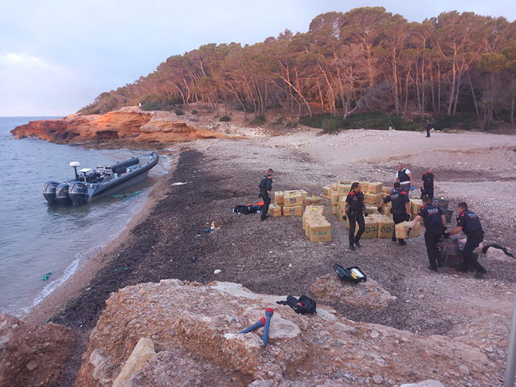 Els Mossos d’Esquadra frustren el desembarcament de 4 tones d’haixix a l’Ametlla de Mar