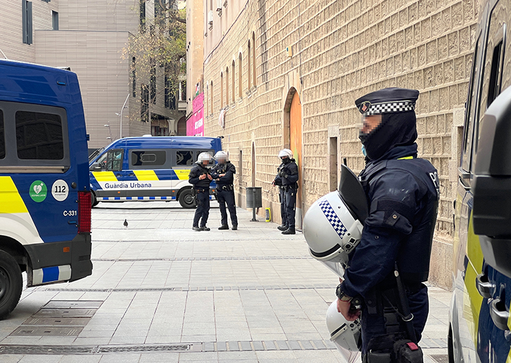 Dispositiu policial a Barcelona per desallotjar l’edifici municipal ocupat La Tancada, al Raval