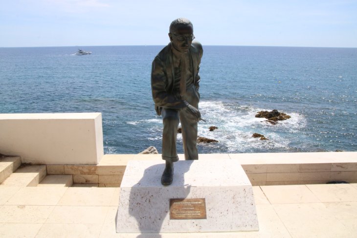 S’Agaró arranca la celebració del seu centenari i descobreix l’estàtua de Josep Ensesa davant d’un centenar de persones