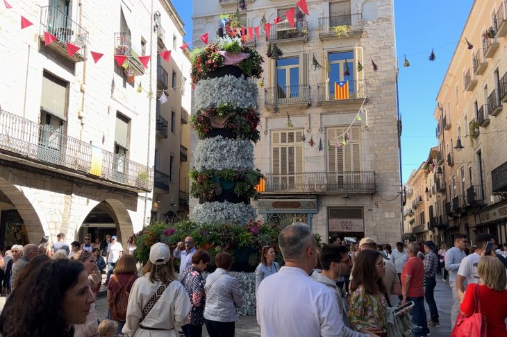 Riuades de gent donen el tret de sortida d’una 69a edició de ‘Girona, Temps de Flors’ marcada per la sequera
