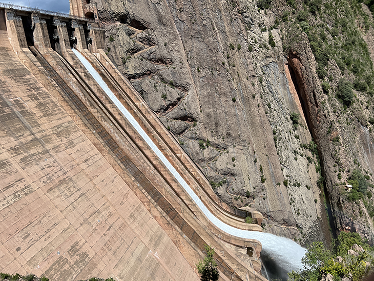El pantà d’Escales comença a desembassar aigua per tenir lloc pel desgel