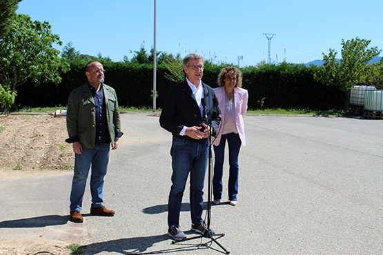 Feijóo i Alejandro Fernández defensen el sector vitivinícola durant la visita a unes caves de Sant Sadurní