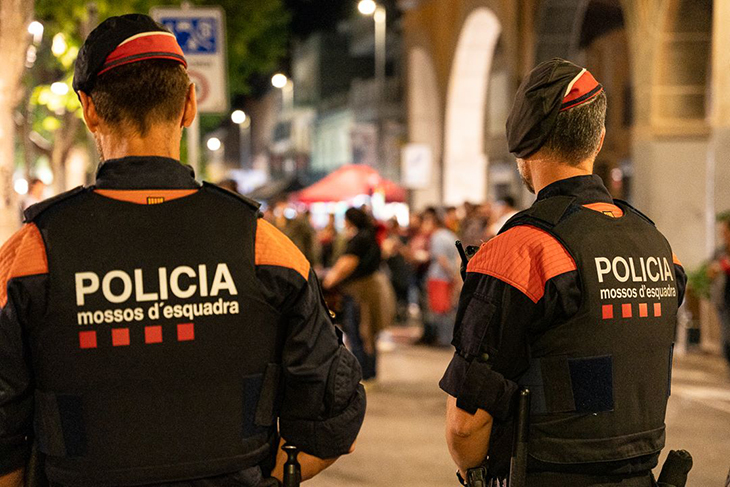 Dos detinguts i 24 denúncies en un operatiu a un local d’oci nocturn de Segur de Calafell