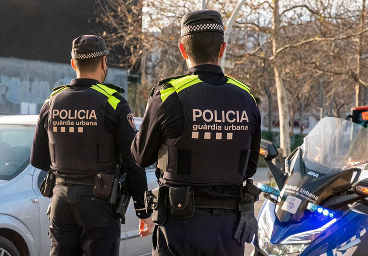Detenen un motorista que circulava amb una menor conduint el vehicle mentre ell mirava el mòbil i tots dos sense casc