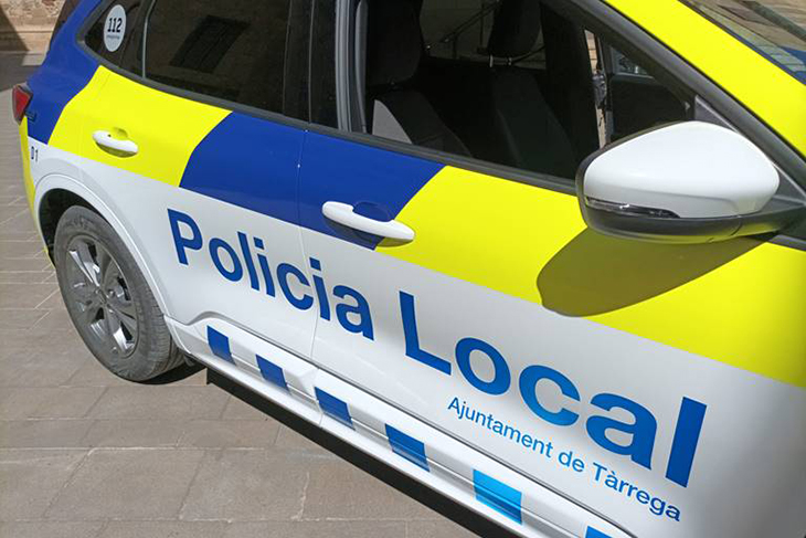 Agents de la Policia Local de Tàrrega salven la vida a un nadó que s’estava ofegant