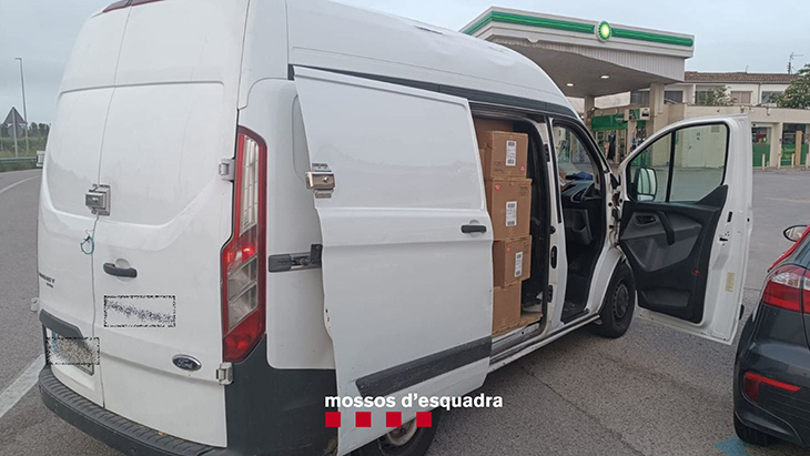 Detenen un home que conduïa una furgoneta robada amb 64 caixes de material esportiu sostretes d’un camió a la Jonquera