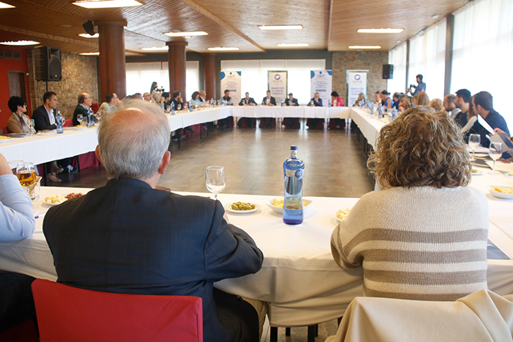 La falta d’habitatge al Ripollès i la recerca de solucions centren un debat amb diferents actors del sector