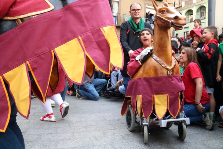 La versió més accessible de la Patum dona el tret de sortida a la festa: “També tenim dret a saltar”