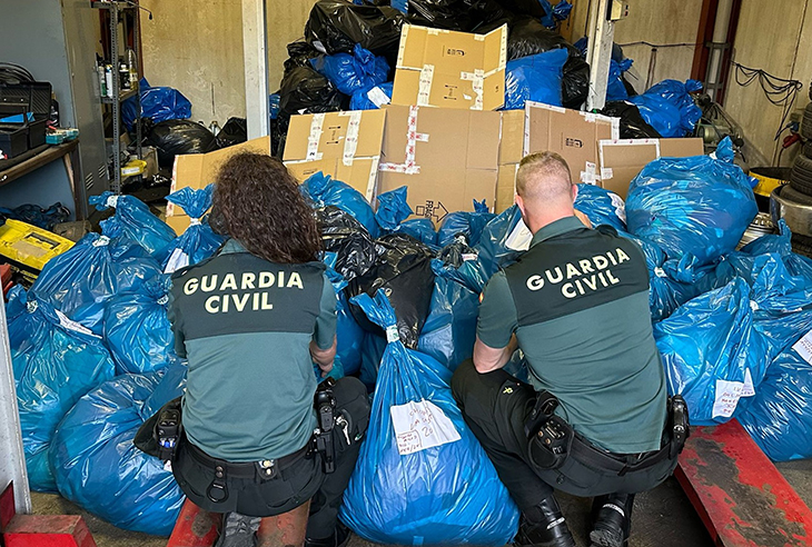 Intervenen més de 6.900 peces de roba falsificades per valor d’un milió d’euros en dos locals de Roses i la Jonquera