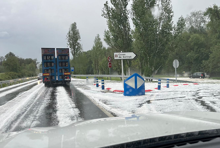 Una forta pedregada afecta diversos punts de la Garrotxa, el Pla de l’Estany i l’Empordà