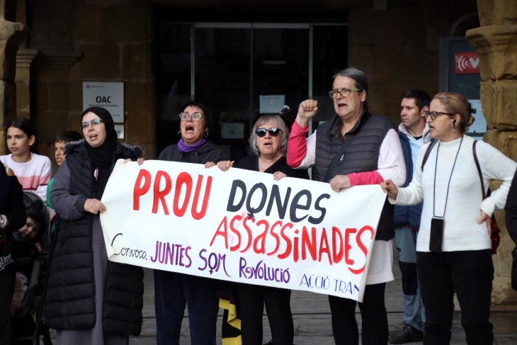 Minut de silenci a Vic per rebutjar la mort d’una veïna presumptament a mans de la seva parella