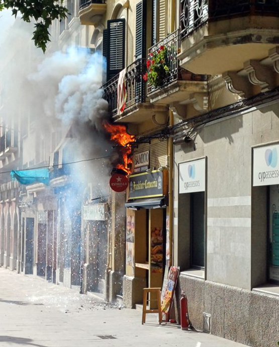 Espectacular foc en la connexió elèctrica d’un edifici del carrer General Prim de Vilafranca