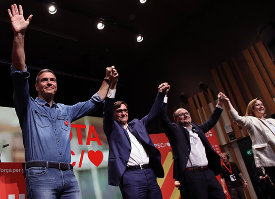 Pedro Sánchez, en un míting a la seu del PSC Alt Penedès-Garraf, demana concentrar el vot en Illa per “frenar Vox, l’independentisme i el PP”