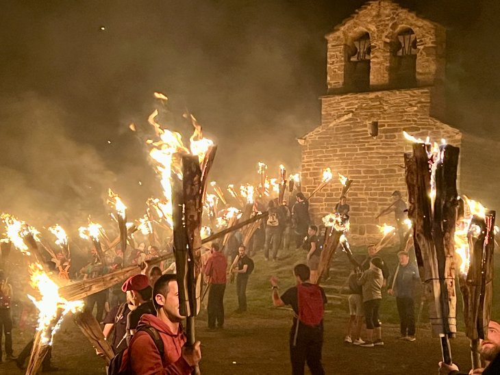 La baixada de falles de Durro dona el tret de sortida a la festa del foc al Pirineu