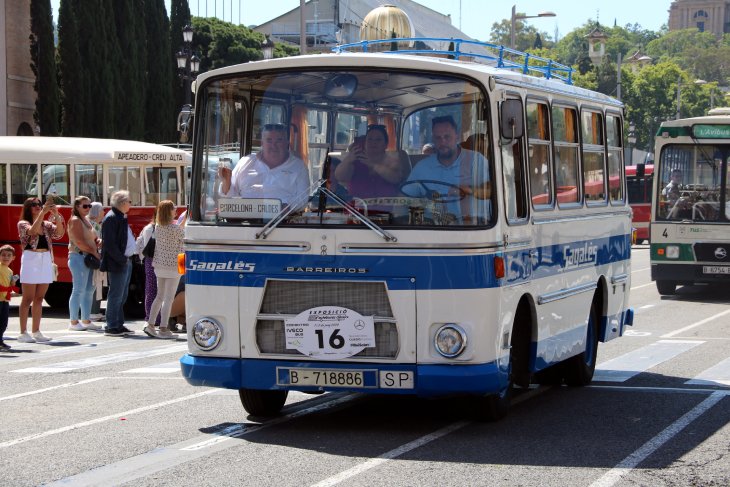 Els autobusos clàssics tornen a recórrer el centre de Barcelona: “Són història viva del segle XX”