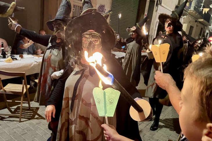 Catalunya es bolca en la revetlla de Sant Joan amb la Flama del Canigó com una de les peces més destacades