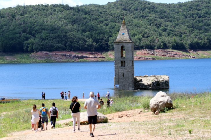 Curiosos s’acosten al pantà de Sau per veure com s’ha omplert amb les pluges de les darreres setmanes