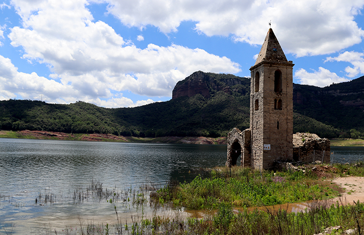 El pantà de Sau arriba al 37% de capacitat i l’aigua ja toca la base de l’església de Sant Romà