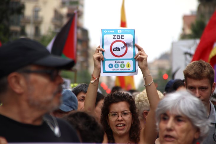 Unes 400 persones tallen el carrer Aragó de Barcelona per rebutjar l’exhibició de F1 al centre de la ciutat