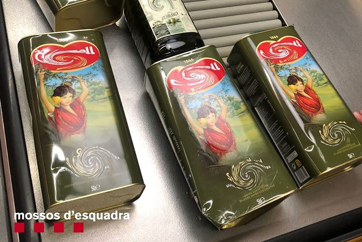Detingudes dues dones per intentar sostreure violentament oli d’oliva d’un supermercat de Palafrugell
