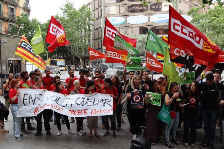 Concentració al Consorci d’Educació de Barcelona contra els decrets de direcció, plantilles i autonomia de centres