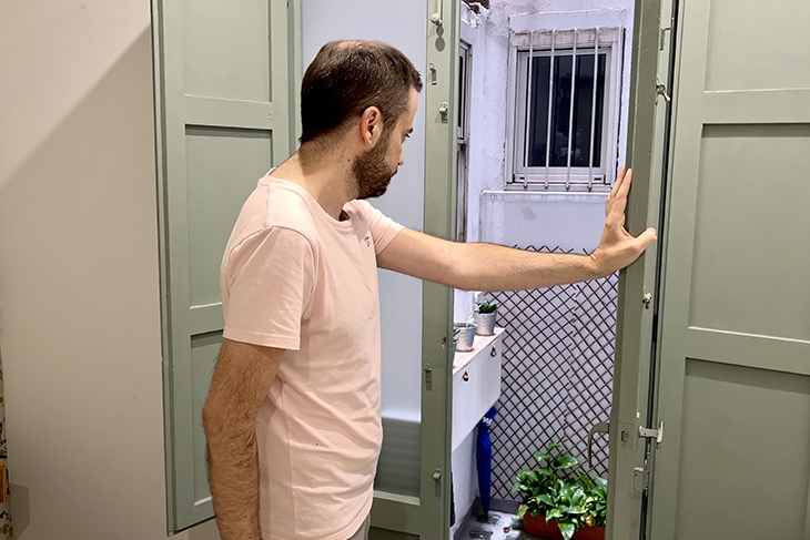 Una plataforma denuncia que hi ha més de 70.000 antics locals convertits en pisos exclosos del mercat immobiliari