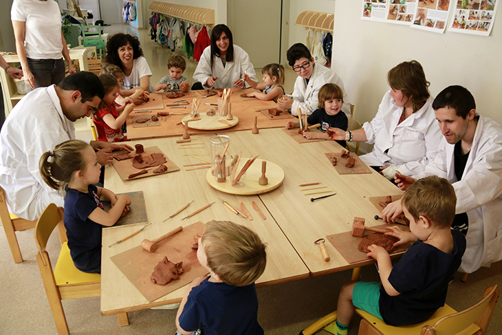 Joves d’Acudam i infants d’I2 de Mollerussa comparteixen temps de joc a través d’un taller de fang artístic i inclusiu