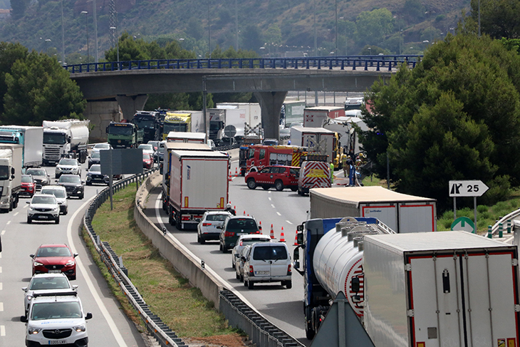 Mor el conductor d’un camió en un accident de trànsit a l’AP-7 a Castellví de Rosanes