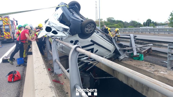 Reobren la C-58 i l’N-150 després d’un accident que ha deixat un vehicle penjant sobre un pont