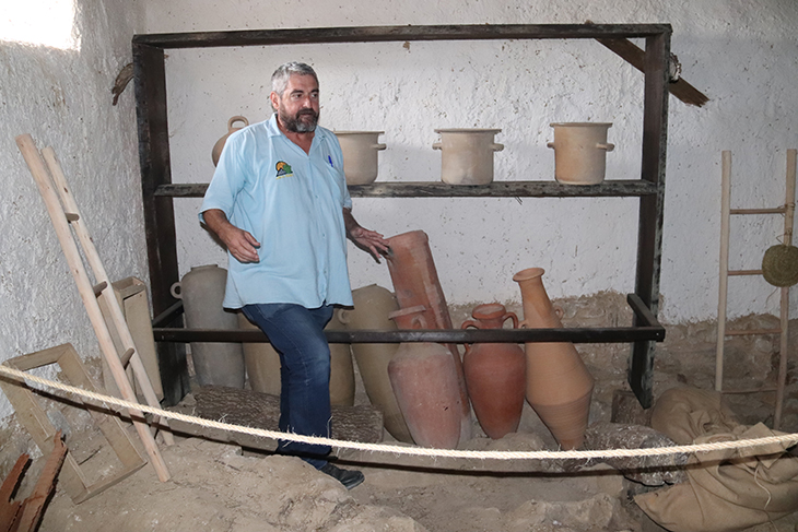 Recreen una casa del poblat ibèric del Turó Rodó de Lloret de Mar
