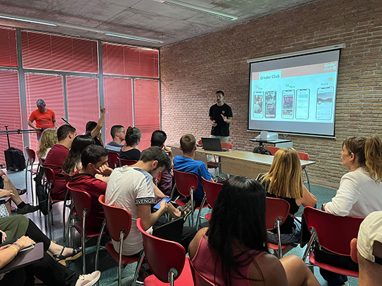 Es presenta a Vilafranca Dinder Club, una app de cites i plans per a persones amb discapacitat intel·lectual