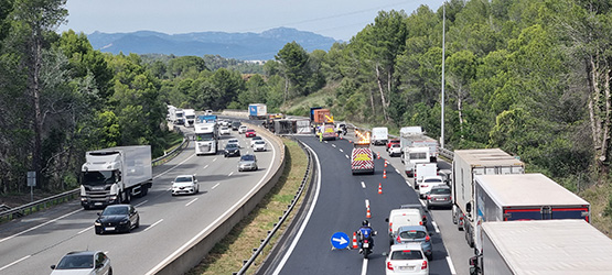 Un camió bolca a l’AP-7 i provoca retencions de més de tres quilòmetres a l’altura de Gelida
