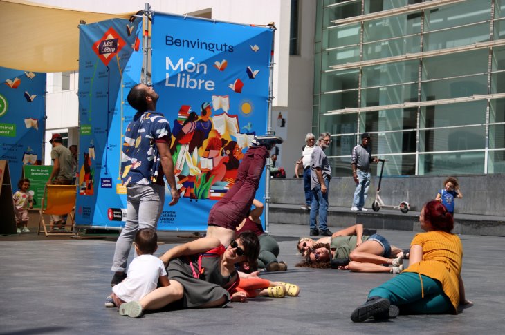 Món Llibre torna a encomanar les ganes de llegir a centenars d’infants a Barcelona