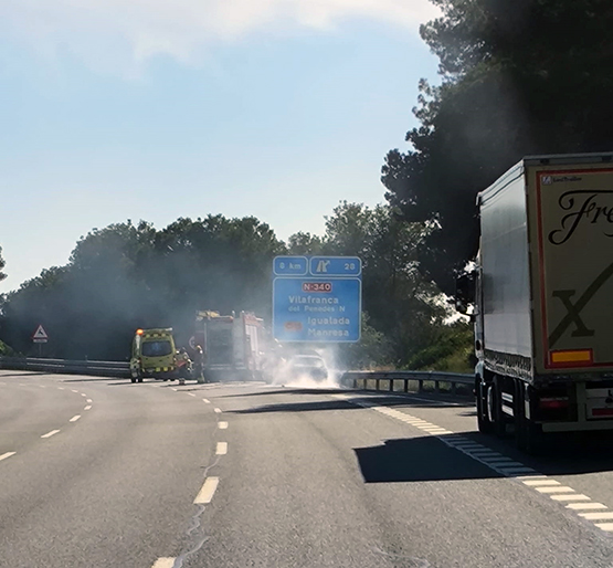 L’incendi d’un vehicle a l’AP-7 al terme de Subirats provoca més de set quilòmetres de retencions des de Gelida en sentit sud
