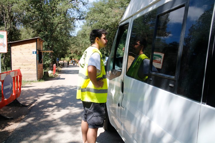 Una visitant al pantà de Sau el primer dia de la regulació de vehicles: “Em sembla bé si és per protegir l’entorn”