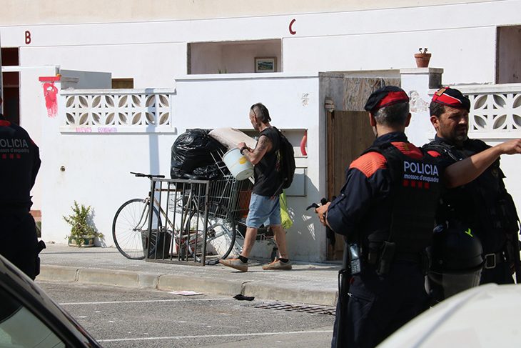 Desallotgen més de 40 persones d’una finca ocupada a Coma-ruga que acumula 130 actuacions policials en un any i mig