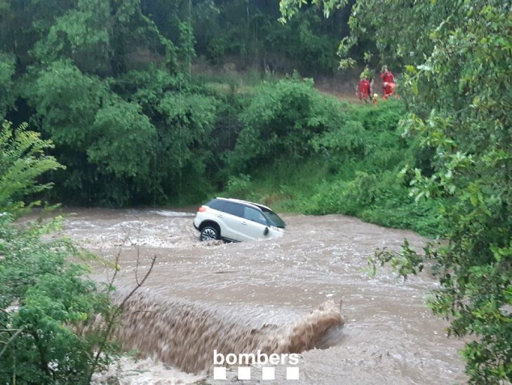 Els Bombers rescaten un home arrossegat amb el seu cotxe per una riera a Olvan