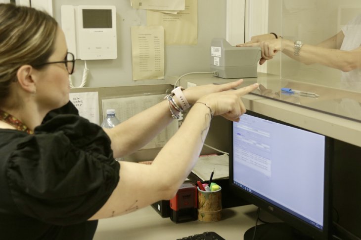 Justícia modernitza la compareixença periòdica d’investigats als jutjats i incorpora la signatura amb empremta dactilar