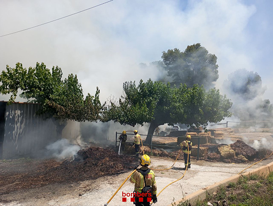 Sis dotacions dels Bombers han treballat en l’extinció d’un incendi en un paller a Subirats