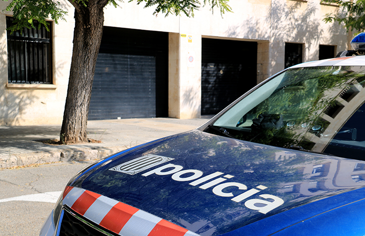 Detenen tres homes acusats de cometre tres robatoris amb força en un magatzem d’Agramunt