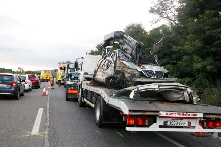 Quatre ferits, entre ells una menor en estat crític, en un accident entre un camió i un turisme a Santa Cristina d’Aro