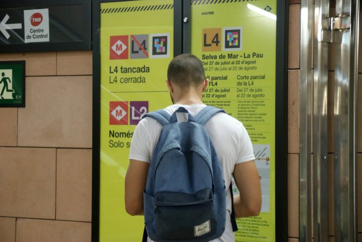 Comença el tall del metro a l’L4 entre La Pau i Selva de Mar amb el desconeixement d’alguns usuaris: “No estava al cas”