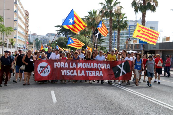 Unes 150 persones protesten a Lloret de Mar contra la presència del rei a l’entrega de premis Princesa de Girona