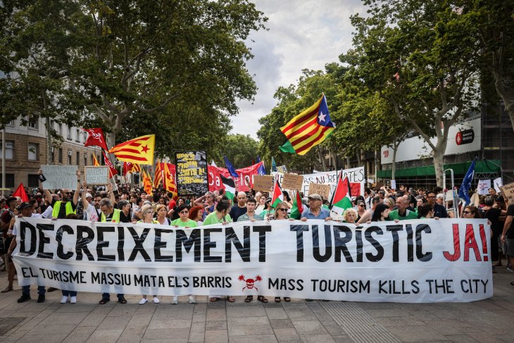 Milers de persones surten als carrers de Barcelona per protestar contra el “turisme massiu” a la ciutat